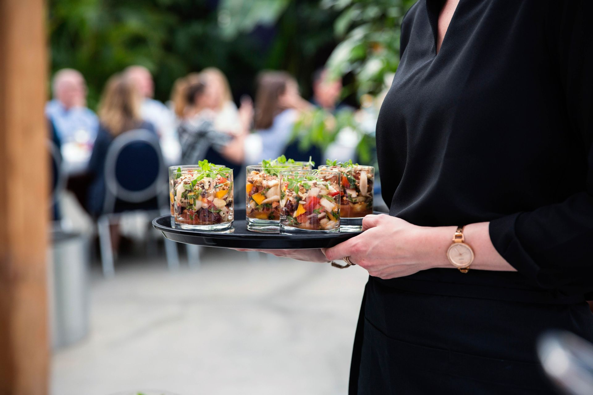 社交就餐与外食策略：如何在餐厅保持饮食边界