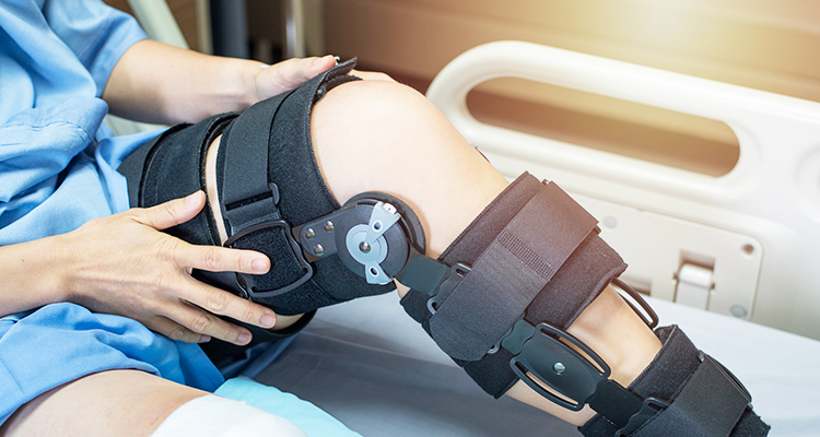 膝盖半月板撕裂手术：你该知道的手术方式、恢复过程与注意事项