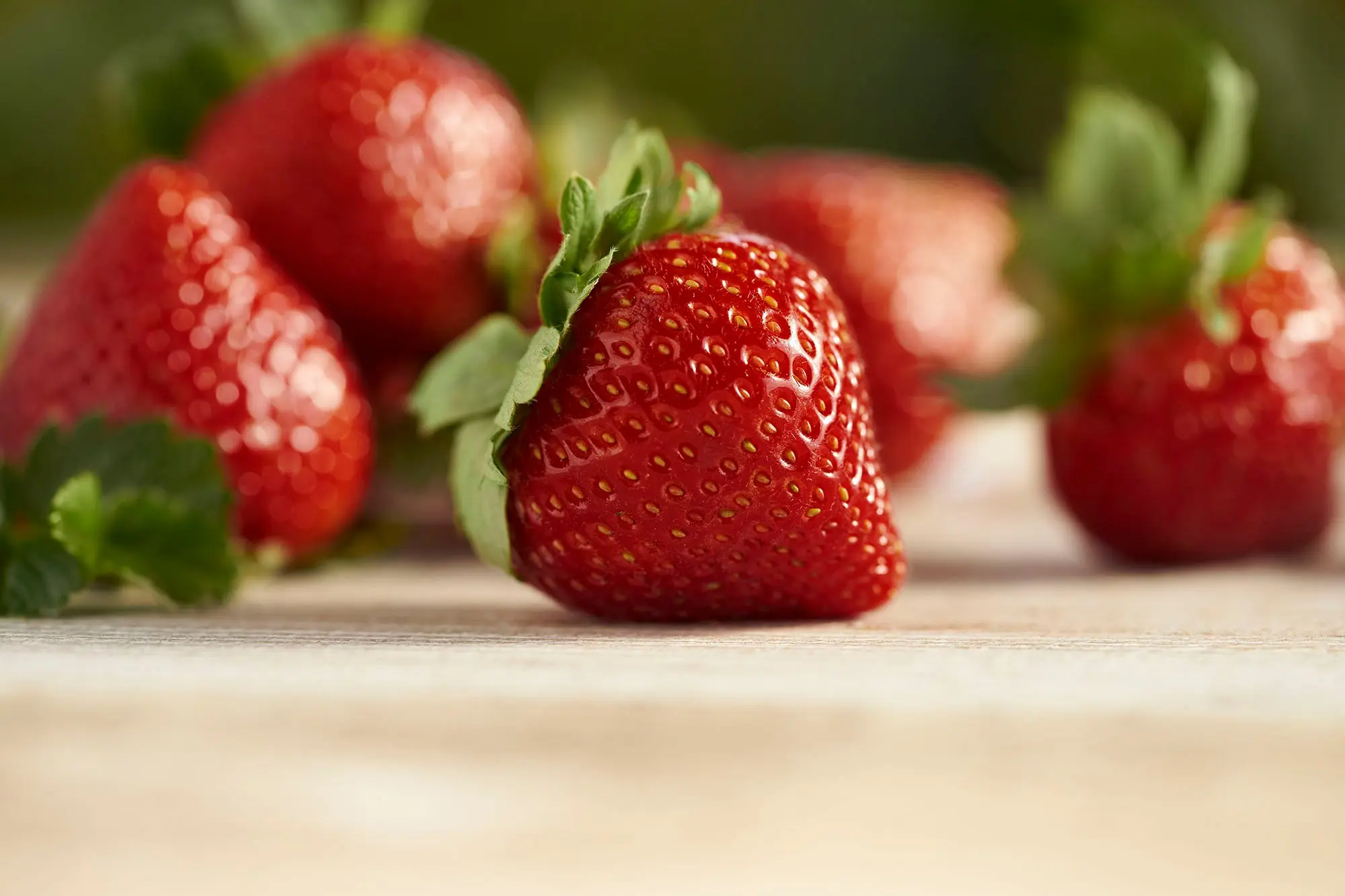 它是春天的第一口鲜甜，也是农残界的“钉子户”！看完这篇，你还敢直接把草莓往嘴里塞吗？