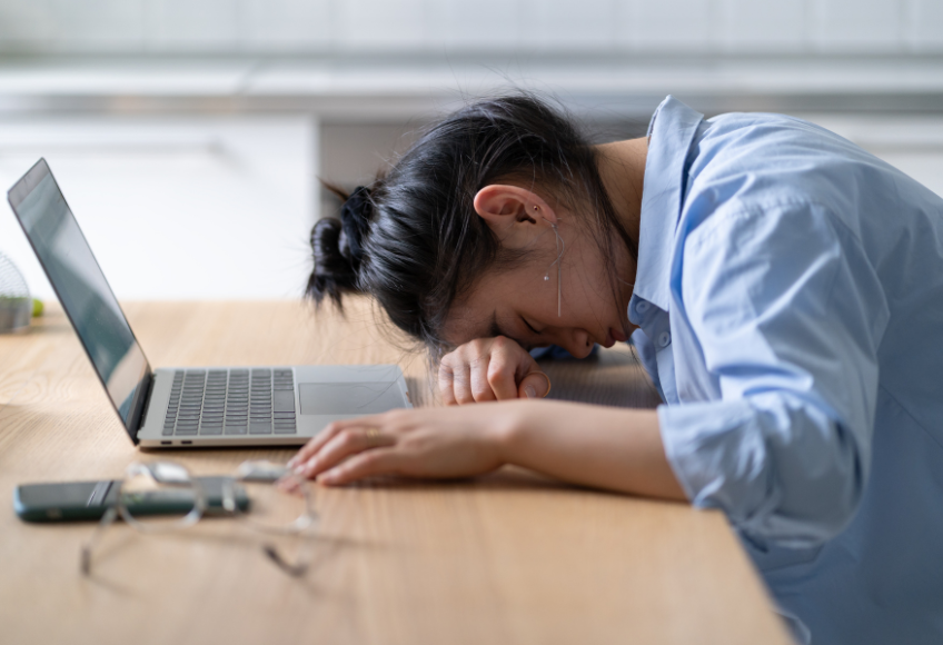 职场精英能量方案(1)：为什么睡了很久还是累？深度解析“慢性疲劳”的生物化学黑洞与底层修复逻辑