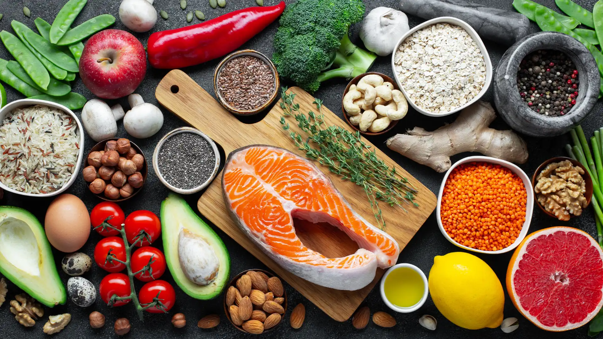 职场精英能量方案(19)：发际线保卫战：深度解析脱发背后的营养缺口与激素失调，如何从内而外逆转“职业性秃头”？