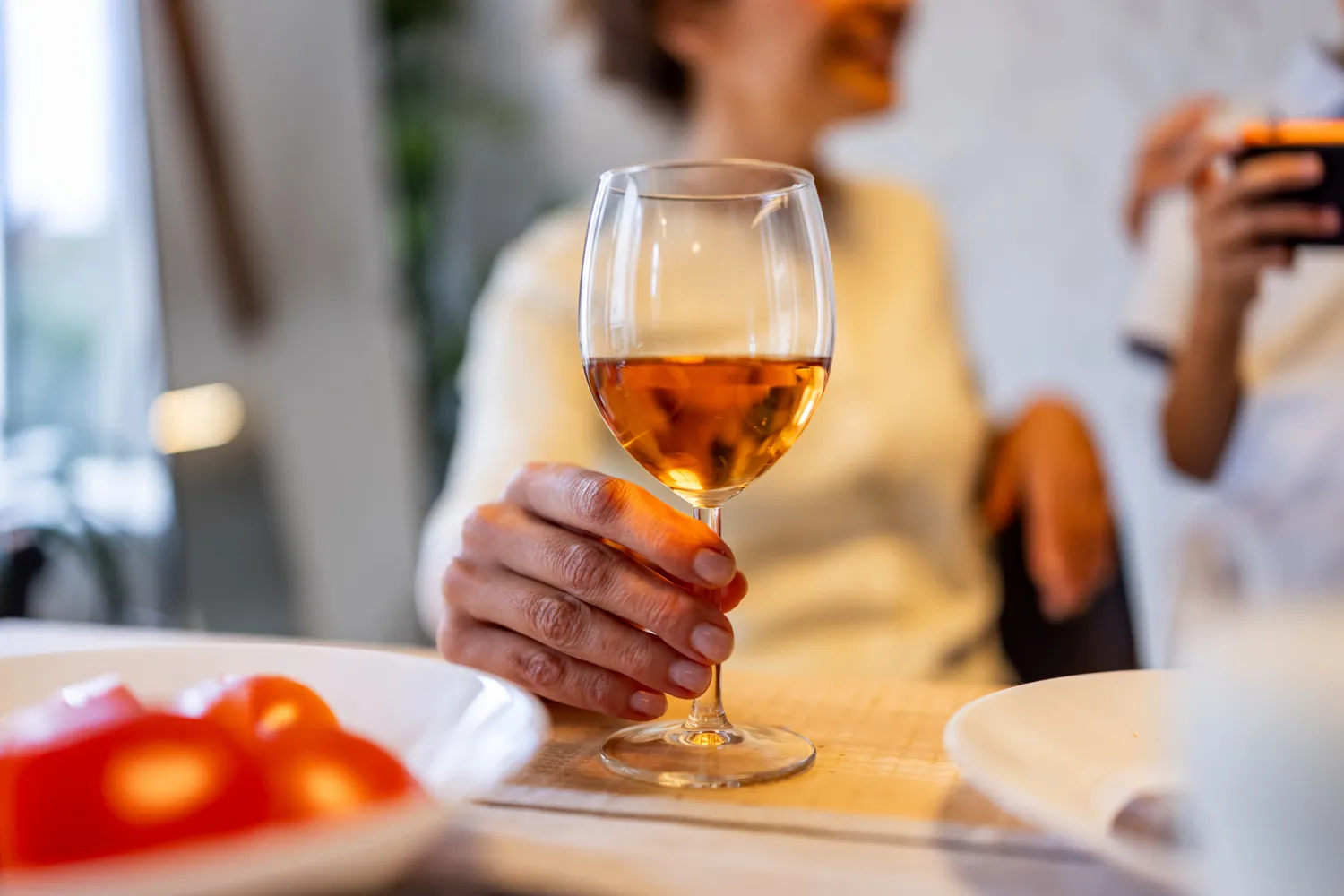 喝酒到底是升血糖还是降血糖？揭秘酒后24小时身体变化，这5点能救命