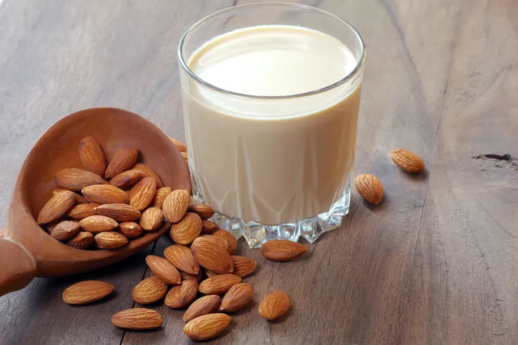 血糖高的人能喝杏仁奶吗？对比4类常见奶，选错小心越喝越胖