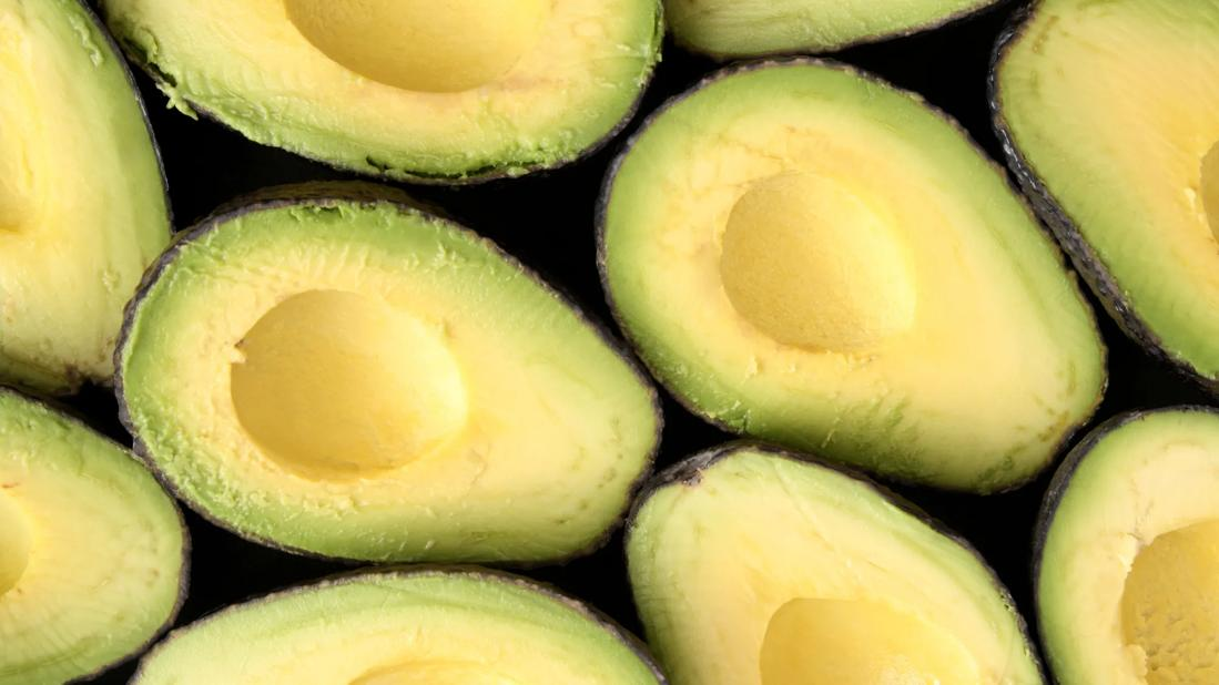 别再笑话牛油果贵了！每天吃够这个“绿色数字”，血管和大脑能年轻10岁