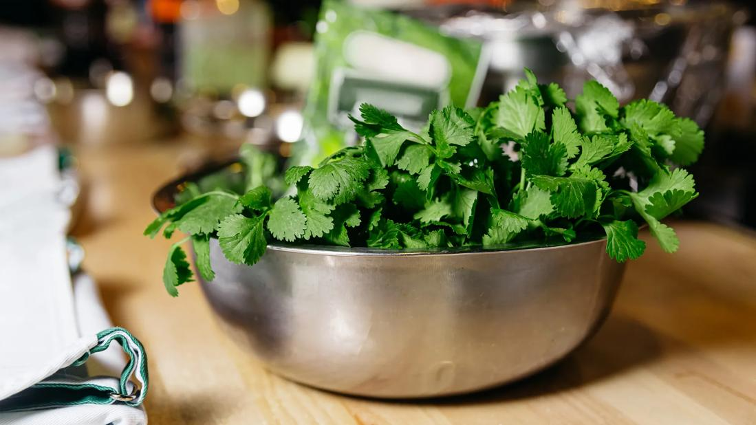 别再怀疑你的舌头了！如果你觉得香菜有股肥皂味，那这10%的“天选基因”才是幕后黑手