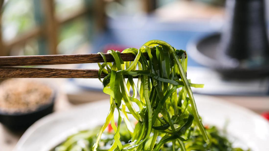 别再只把海藻当零食！这片被低估的“深海黄金”，每天吃够1个巴掌大，心脏和肠道能多用10年