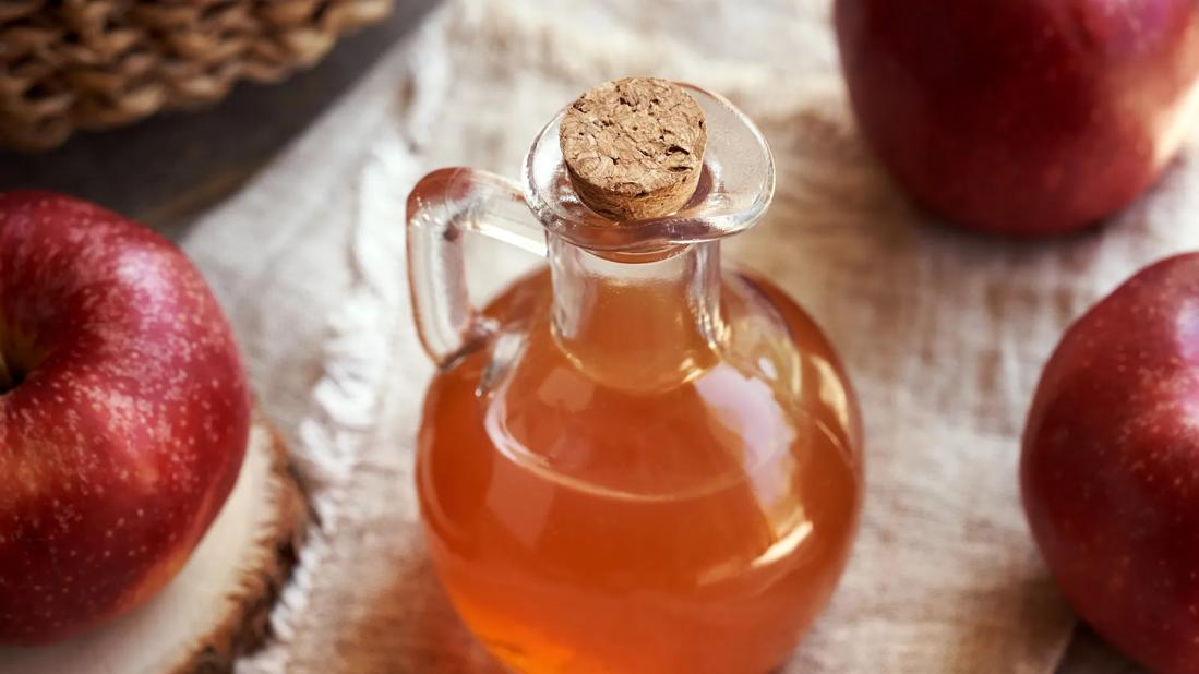 别再被朋友圈的“万能神水”洗脑了！这瓶几块钱的苹果醋，确实藏着3个减脂控糖的真相，但喝错不仅烧伤喉咙，还毁掉满口牙