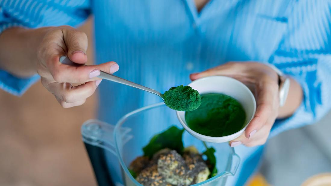 别再迷信天价蓝莓了！这种让宇航员“续命”的平价深绿粉末，维B含量惊人，每天2茶匙，血管不堵，过敏全消