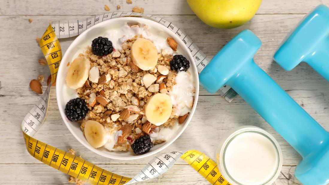 别再让汗水白流了！1份精准到克的“黄金配餐”表，让你的增肌效率提升3倍，且不伤肝肾